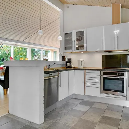 Three-bedroom In Vaggerlose * Bøtø By